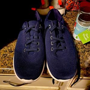 Peter millar slip on or tie shoes. Size 9.5. Navy blue